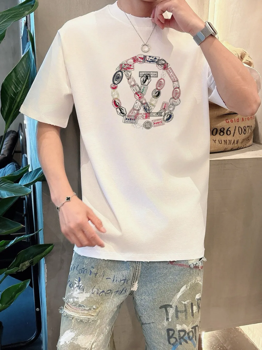 🅿️190 LV 2025 spring and summer new style debut counter, the latest short-sleeved round neck T-shirt, high-end customization, avant-garde and fashionable design! The brand logo emphasizes craftsmanship and is designed with high-end custom fabrics. Soft to the touch. Comfortable to wear. Exquisite stitching at the counter level. Fine workmanship. The upper body effect is incomparably handsome! A must-have item for a stylish man! 😇 Size: S-XXL